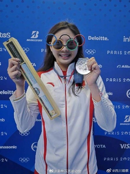 巴黎奥运流行起了合拍晒奖牌