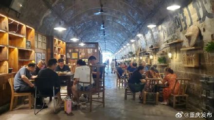 在重庆防空洞 你甚至可以喝茶、看书、洗车、加油