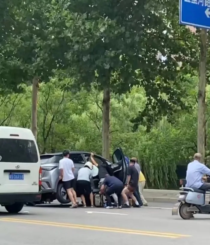 “人在车底下”！瞬间，他们变身“抬车侠”