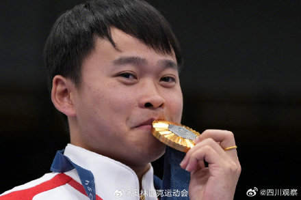 巴黎奥运流行起了合拍晒奖牌