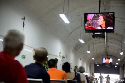 在重庆防空洞 你甚至可以喝茶、看书、洗车、加油