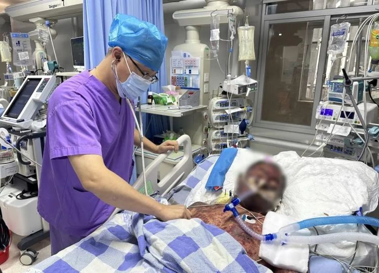 一男子全身瘀斑住进ICU,只因切肉时…… 一男子全身瘀斑住进ICU,只因切肉时……