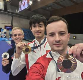 巴黎奥运流行起了合拍晒奖牌