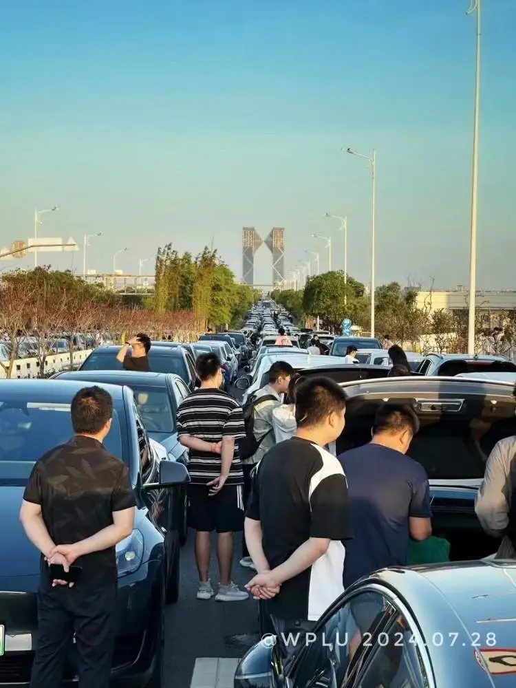 突然火了！为看这一眼，上海大批人通宵等候，数千辆车挤得无法动弹，现场令人吃惊