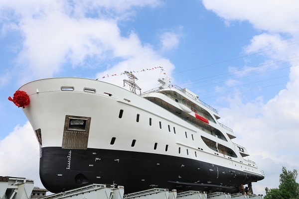 迈出国门！“长沙造”超级游艇下水试航