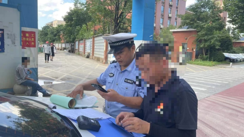 长沙交警执勤时晕倒，瞬间冲出一群好心人！外卖女骑手拦车流帮忙撑伞打120