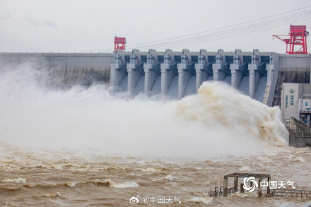 应对较强降雨 吉林市丰满水电站泄洪洞开闸放水