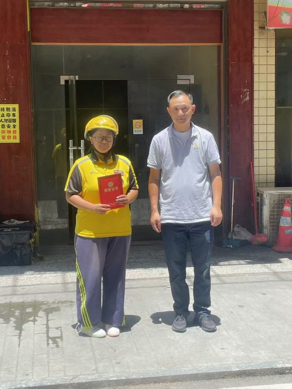 长沙交警执勤时晕倒，瞬间冲出一群好心人！外卖女骑手拦车流帮忙撑伞打120