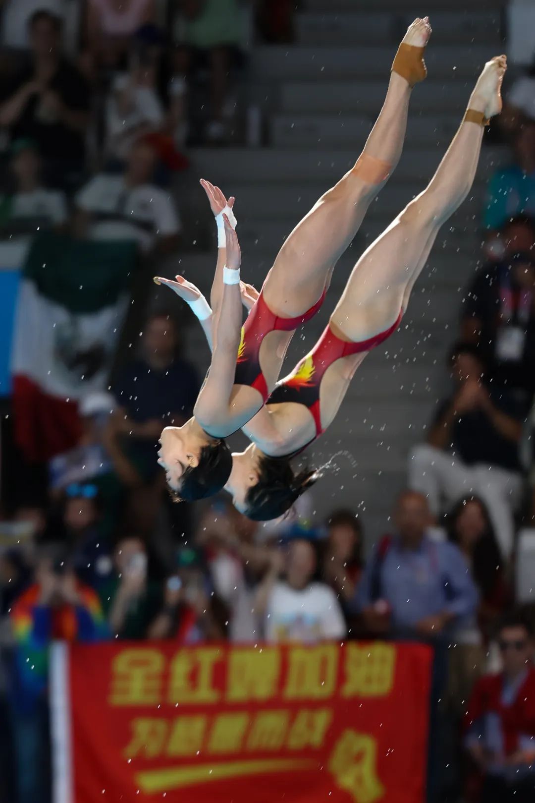 “水花消失术”再现!全红婵、陈芋汐携手夺冠! “水花消失术”再现!全红婵、陈芋汐携手夺冠!