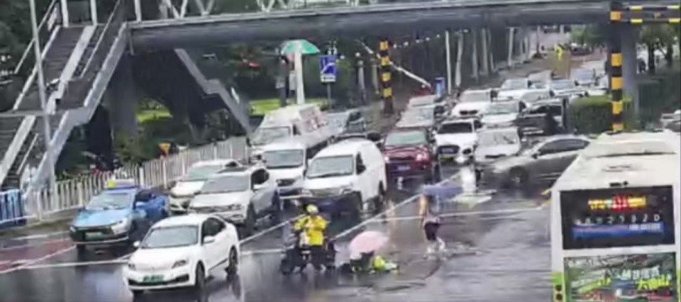 长沙交警执勤时晕倒，瞬间冲出一群好心人！外卖女骑手拦车流帮忙撑伞打120