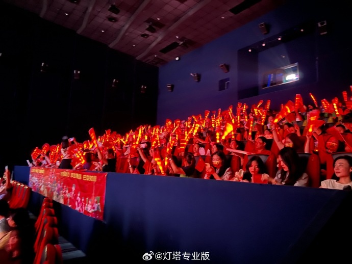 王楚钦孙颖莎混双决赛直播票房破百万!全体观众在电影院起立唱响国歌 王楚钦孙颖莎混双决赛直播票房破百万!全体观众在电影院起立唱响国歌