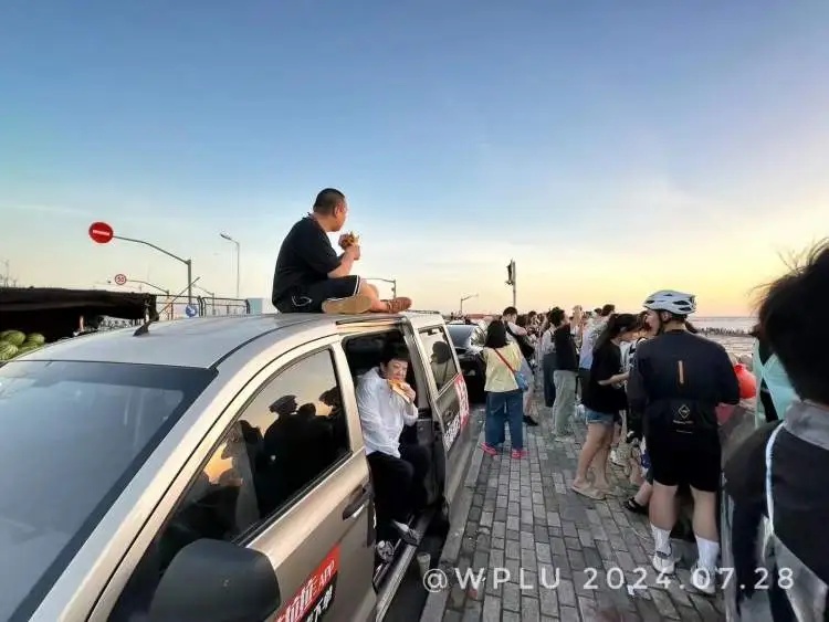 突然火了！为看这一眼，上海大批人通宵等候，数千辆车挤得无法动弹，现场令人吃惊