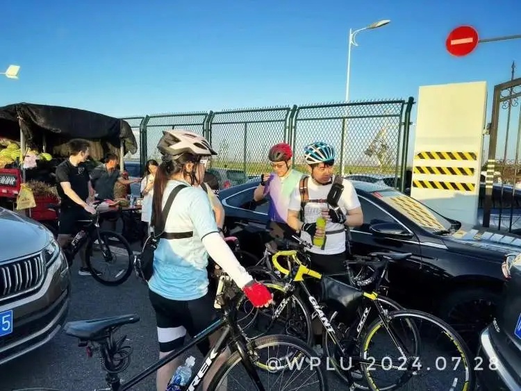 突然火了！为看这一眼，上海大批人通宵等候，数千辆车挤得无法动弹，现场令人吃惊