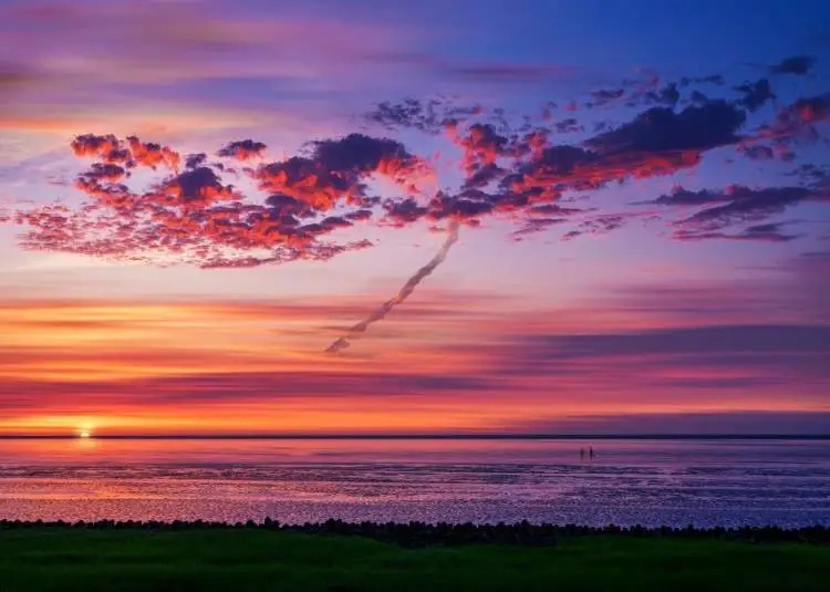 突然火了！为看这一眼，上海大批人通宵等候，数千辆车挤得无法动弹，现场令人吃惊