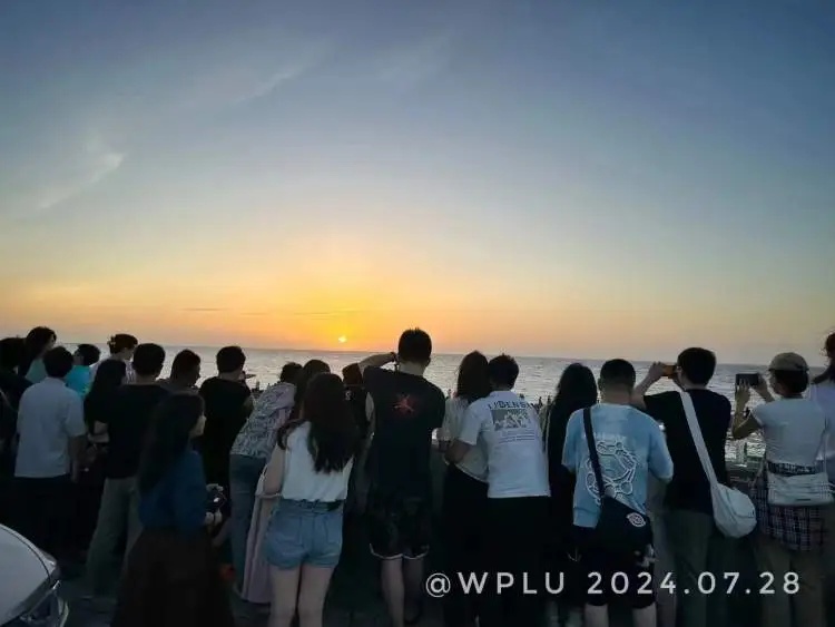 突然火了！为看这一眼，上海大批人通宵等候，数千辆车挤得无法动弹，现场令人吃惊