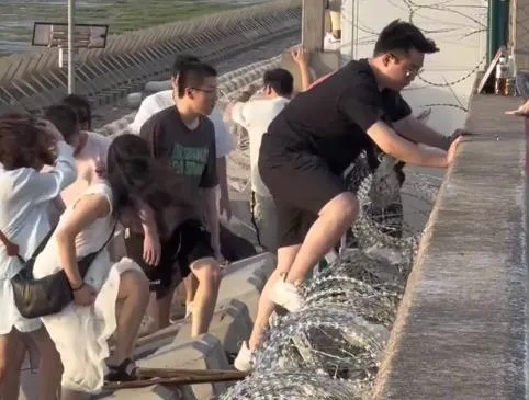 突然火了！为看这一眼，上海大批人通宵等候，数千辆车挤得无法动弹，现场令人吃惊