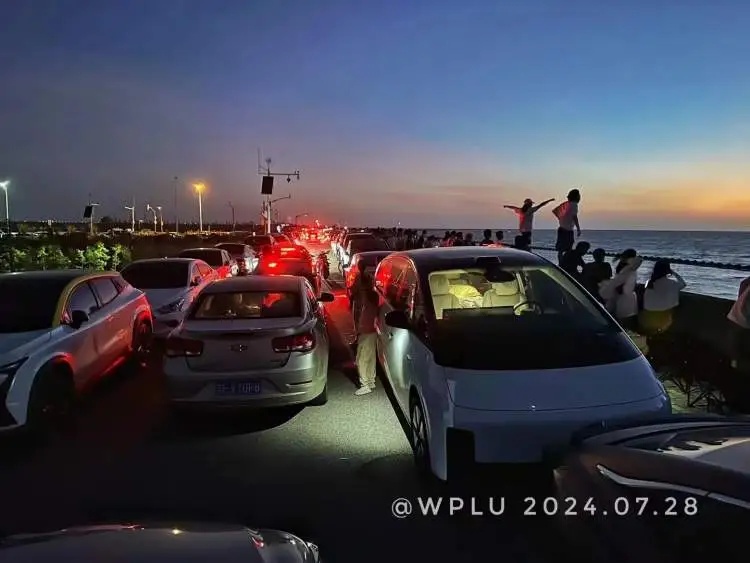 突然火了！为看这一眼，上海大批人通宵等候，数千辆车挤得无法动弹，现场令人吃惊