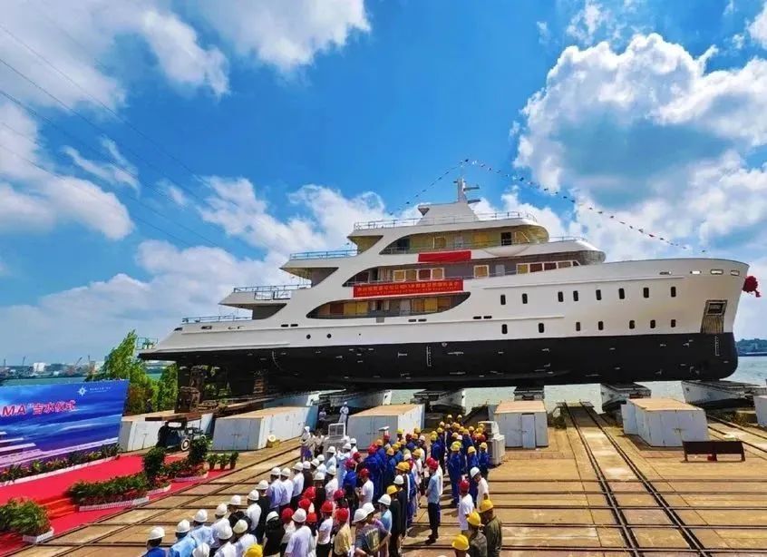 迈出国门！“长沙造”超级游艇下水试航