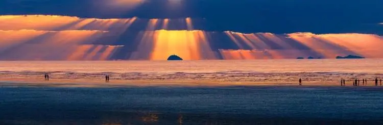 突然火了！为看这一眼，上海大批人通宵等候，数千辆车挤得无法动弹，现场令人吃惊