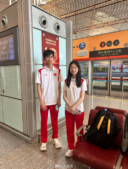 在北京首都机场遇到阿条姐和干饭哥 在北京首都机场遇到阿条姐和干饭哥