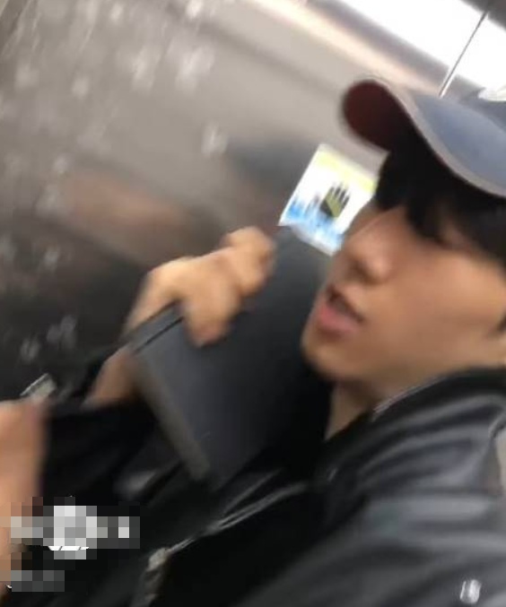 男歌手为“宠粉”坠楼身亡?得知真相的网友怒了→ 男歌手为“宠粉”坠楼身亡?得知真相的网友怒了→