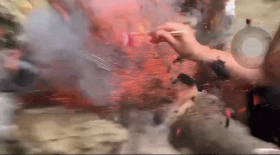 刚吃上一口就炸了!“驴友”户外烧烤突发意外...... 刚吃上一口就炸了!“驴友”户外烧烤突发意外......