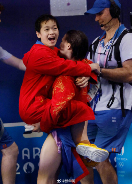 恭喜两位小朋友！全红婵陈芋汐夺冠后的抱抱太有爱