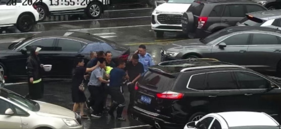 长沙交警执勤时晕倒，瞬间冲出一群好心人！外卖女骑手拦车流帮忙撑伞打120