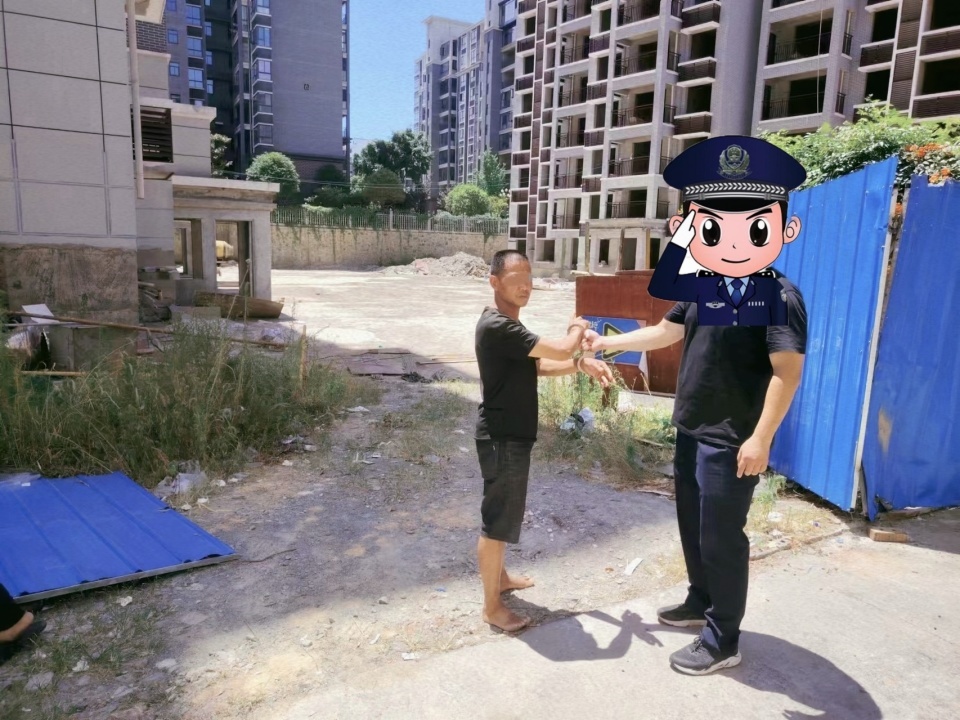 真正硬控！怀化一民警出警路上“巧”遇小偷，狂追数百米人赃并获