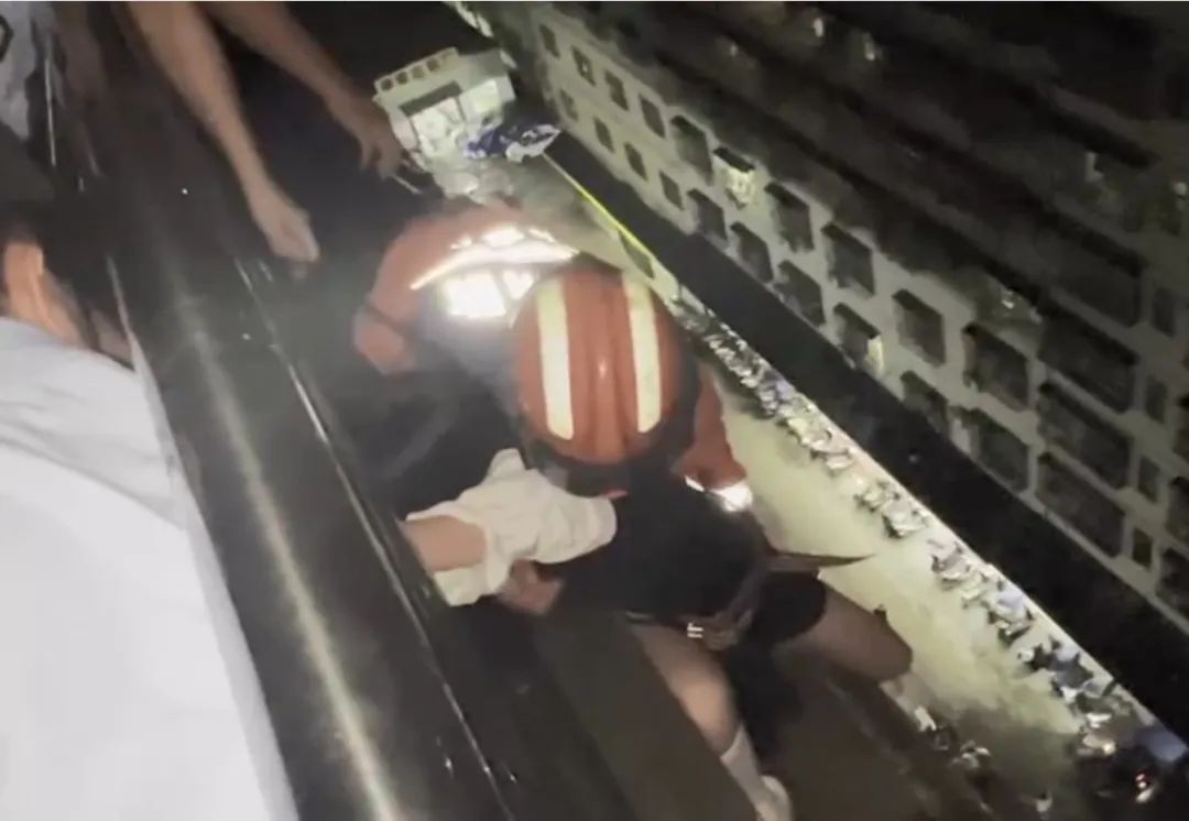因与家长闹矛盾，女高中生欲跳楼轻生！