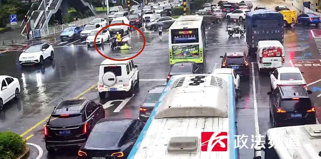 这次换我们守护你!长沙街头一交警累倒在地,一群人冲了上去…… 这次换我们守护你!长沙街头一交警累倒在地,一群人冲了上去……