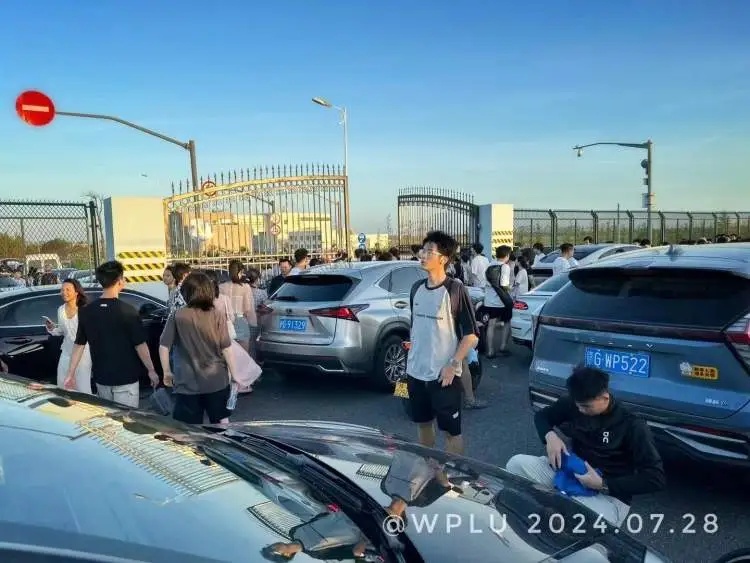 突然火了！为看这一眼，上海大批人通宵等候，数千辆车挤得无法动弹，现场令人吃惊