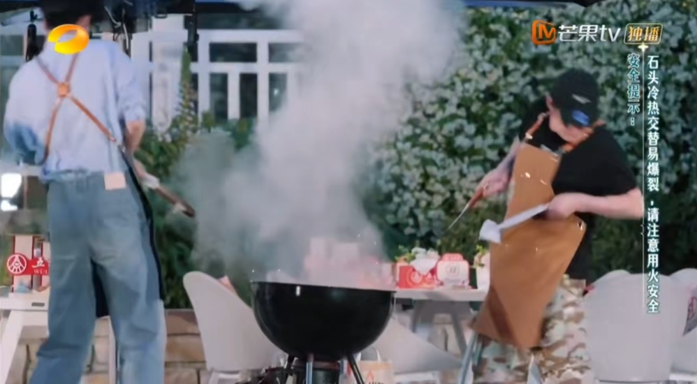 炸了!户外突发,火花四溅!严重可致失明→ 炸了!户外突发,火花四溅!严重可致失明→