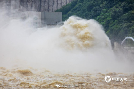 应对较强降雨 吉林市丰满水电站泄洪洞开闸放水