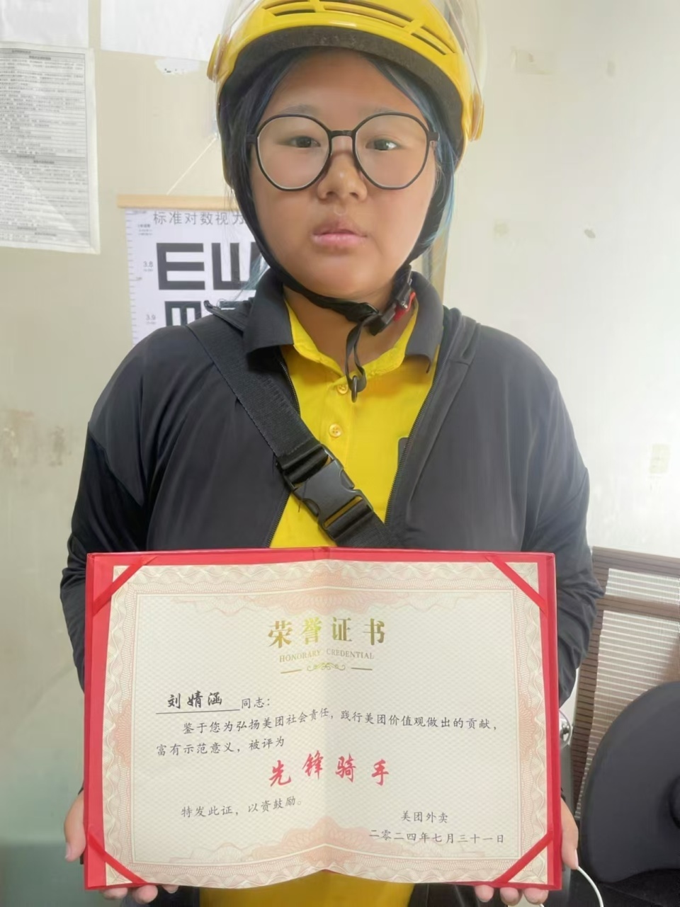长沙交警执勤时晕倒，瞬间冲出一群好心人！外卖女骑手拦车流帮忙撑伞打120
