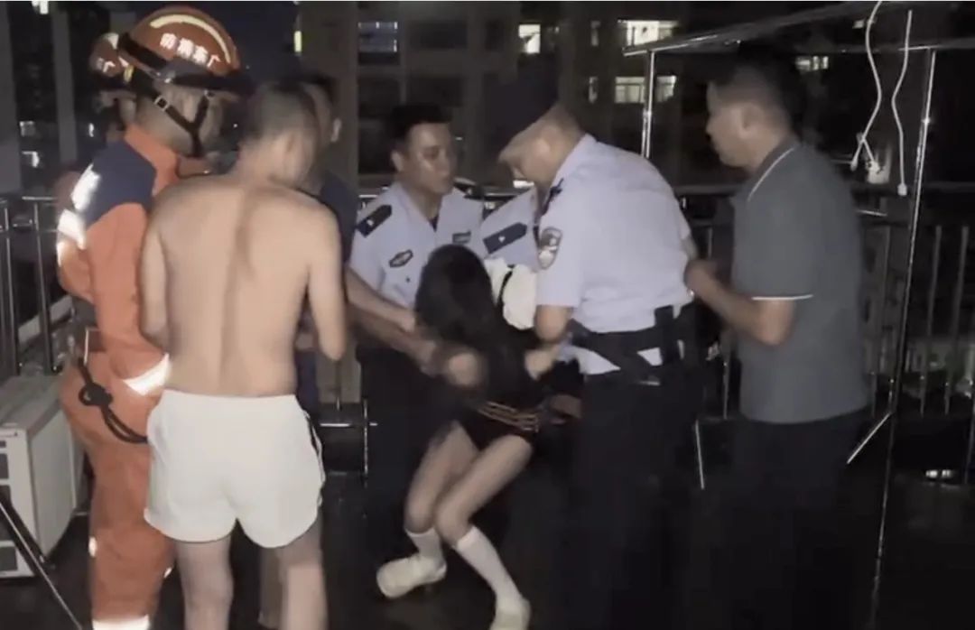 因与家长闹矛盾，女高中生欲跳楼轻生！
