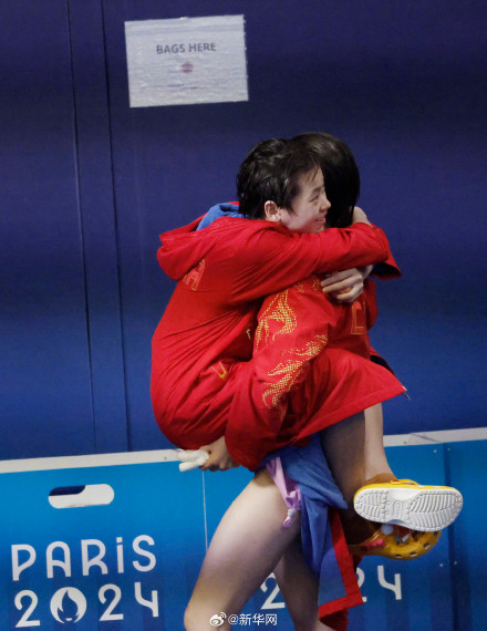 恭喜两位小朋友！全红婵陈芋汐夺冠后的抱抱太有爱