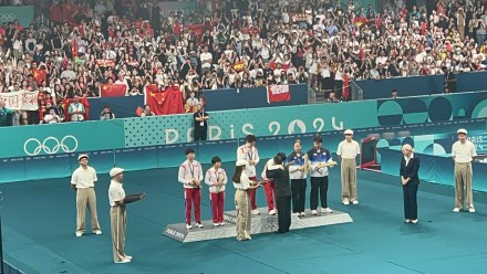 刘国梁轻拍大头的头