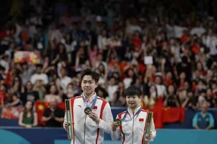 刘国梁轻拍大头的头