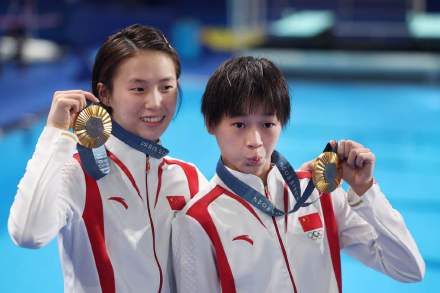 祝贺!全红婵陈芋汐登冠军领奖台 祝贺!全红婵陈芋汐登冠军领奖台