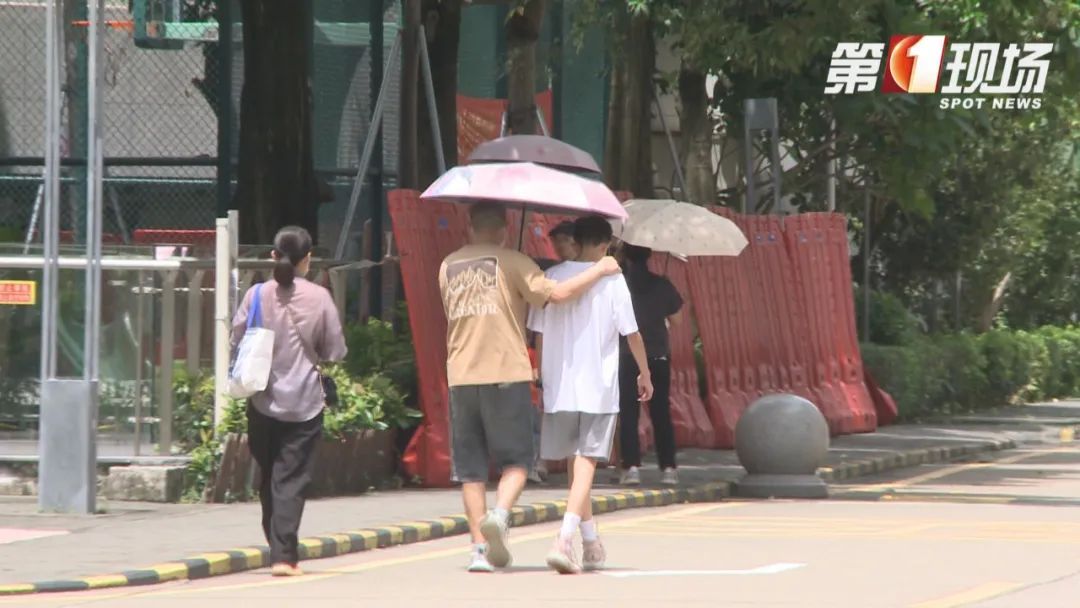 1岁娃户外光脚跑了5分钟，双脚竟被烫伤！炎热天气要小心