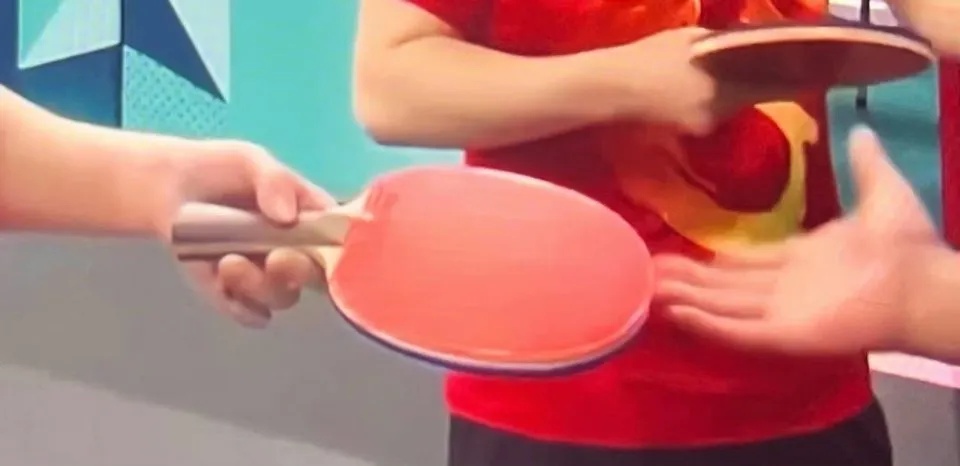 夺冠后球拍被意外踩断！王楚钦这样回应