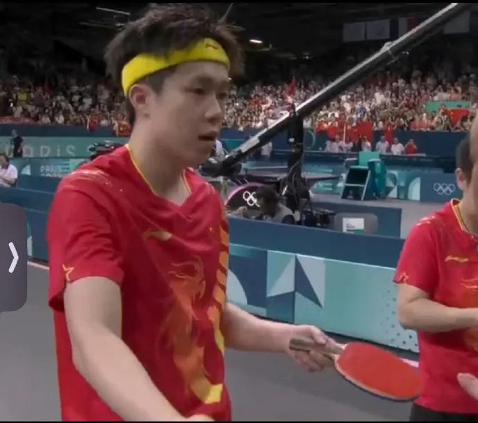 夺冠后球拍被意外踩断！王楚钦这样回应