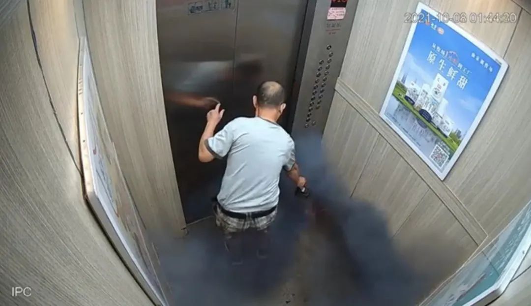短短3秒，电梯内瞬间爆燃！这件事一定要警惕