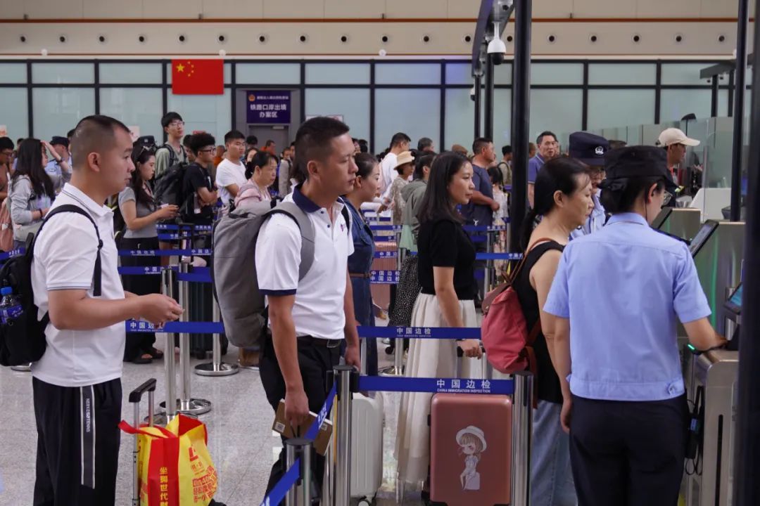 144小时过境免签！中老铁路跨境游成为新风尚