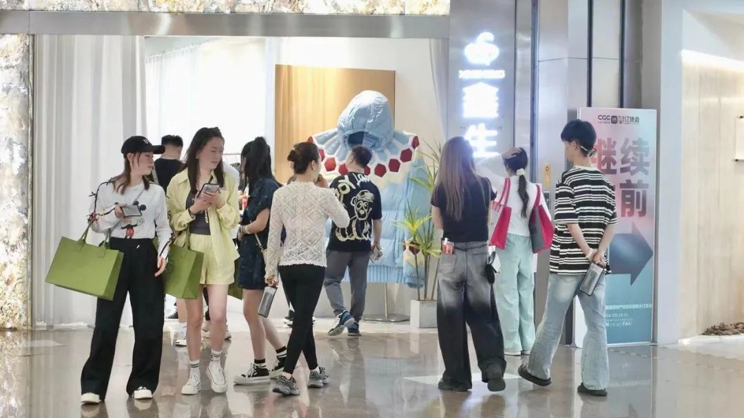 火上热搜!服装反季爆卖,背后秘诀是→ 火上热搜!服装反季爆卖,背后秘诀是→