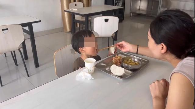 3岁女娃到派出所“蹭饭”！背后的故事太感人