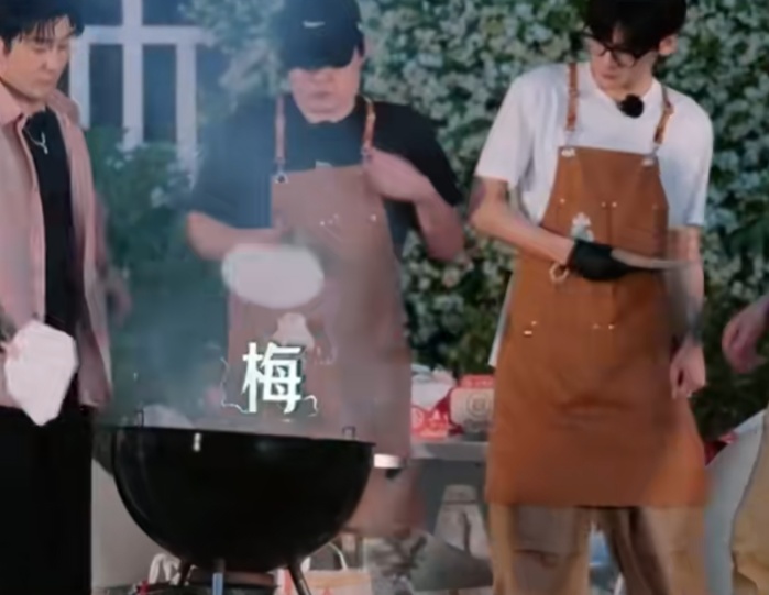 刚吃上一口就炸了!“驴友”户外烧烤突发意外...... 刚吃上一口就炸了!“驴友”户外烧烤突发意外......