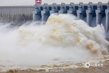 应对较强降雨 吉林市丰满水电站泄洪洞开闸放水
