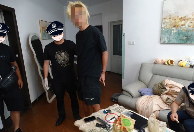 警示！多名男女开房“吸烟”，抓捕现场公布……